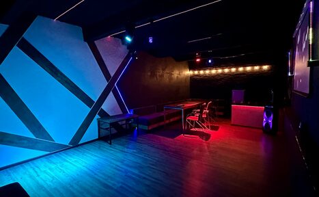 Арендовать Неоновый лофт-зал с большим экраном