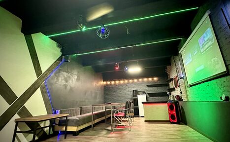 Арендовать Неоновый лофт-зал с большим экраном