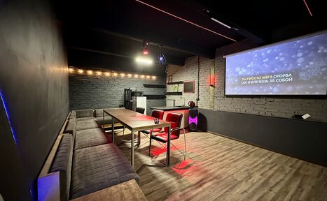 Арендовать Неоновый лофт-зал с большим экраном