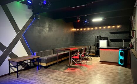 Арендовать Неоновый лофт-зал с большим экраном