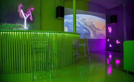 Арендовать Двухцветный лофт в неоне