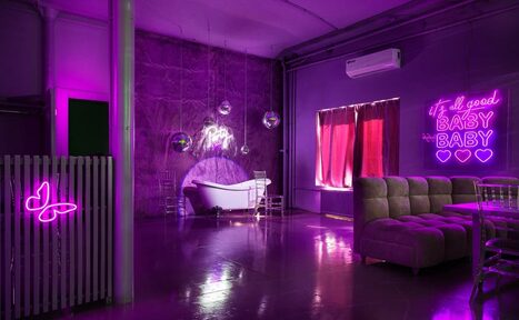 Арендовать Двухцветный лофт в неоне