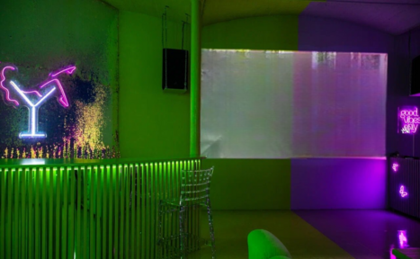 Арендовать Двухцветный лофт в неоне