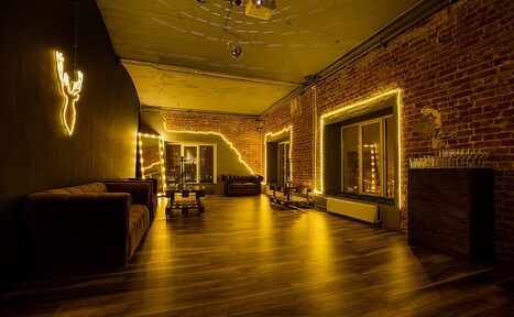 Арендовать Лофт с теплым освещением и дискошаром