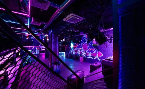 Арендовать BarFly (БарФлай). Клуб в неоновом стиле