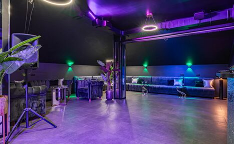 Арендовать Темный лофт-зал на мансардном этаже