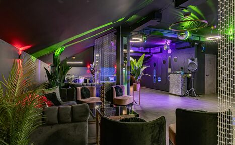 Арендовать Темный лофт-зал на мансардном этаже