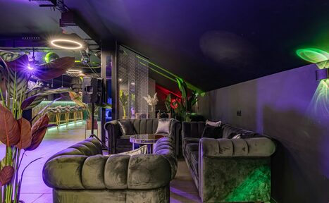 Арендовать Темный лофт-зал на мансардном этаже