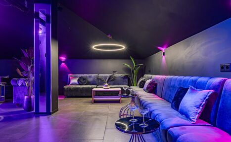 Арендовать Темный лофт-зал на мансардном этаже