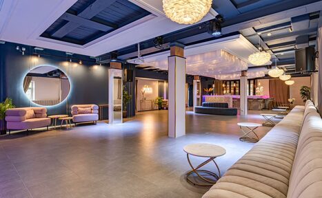 Арендовать Просторный лофт-зал с колоннами