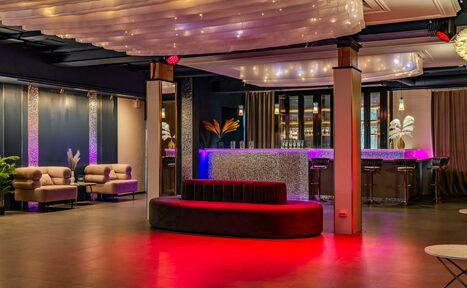 Арендовать Просторный лофт-зал с колоннами