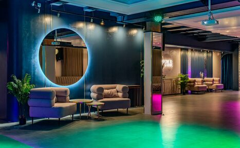 Арендовать Просторный лофт-зал с колоннами