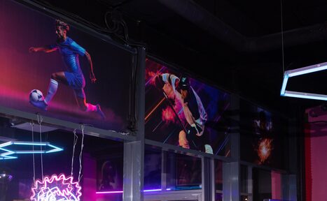 Арендовать Кибер-лофт с консолями, рулями, VR и ПК