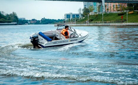Арендовать Комфортный катер на 4 человек