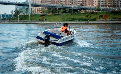 Арендовать Комфортный катер на 4 человек