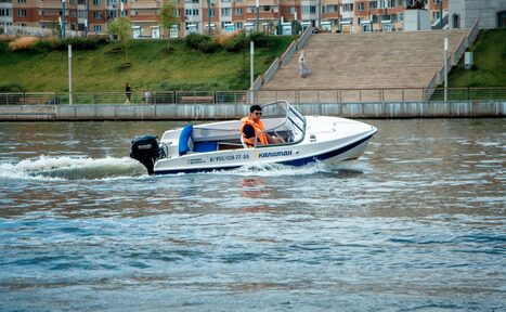 Арендовать Комфортный катер на 4 человек