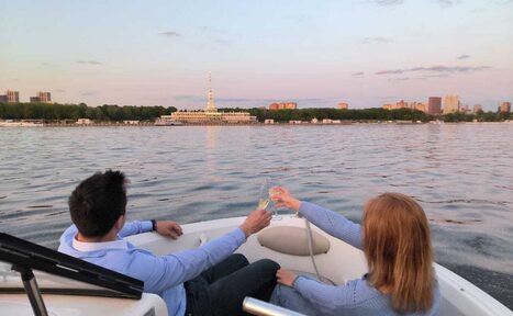 Арендовать Шестиместный современный катер