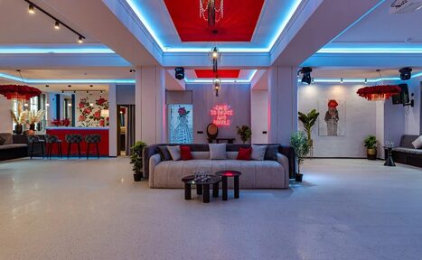 Арендовать Светлый лофт с колоннами в центре города