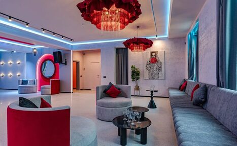 Арендовать Светлый лофт с колоннами в центре города