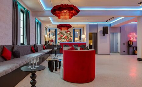 Арендовать Светлый лофт с колоннами в центре города