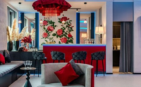 Арендовать Светлый лофт с колоннами в центре города