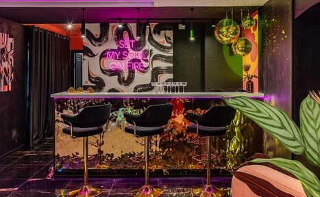 Арендовать Дизайнерский лофт-зал с неоном