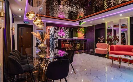 Арендовать Дизайнерский лофт-зал с неоном