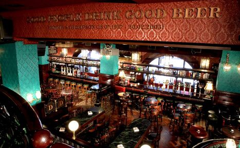 Арендовать Douglas. Бар в центре в классическом стиле