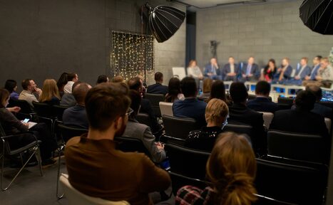 Арендовать Зал со сценой в лофте в центре Москвы