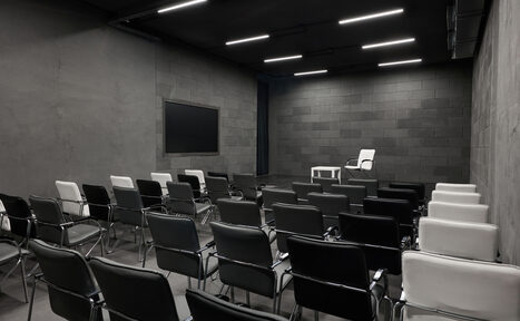 Арендовать Зал со сценой в лофте в центре Москвы