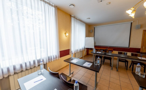 Арендовать Оборудованный конференц-зал в отеле