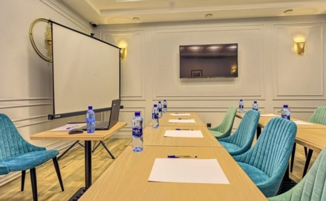 Арендовать Светлый современный зал для деловых событий в отеле