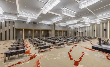 Арендовать Soluxe Hotel Moscow Просторный зал с высокими потолками