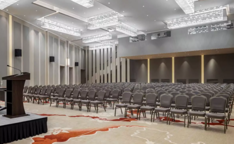 Арендовать Soluxe Hotel Moscow Просторный зал с высокими потолками