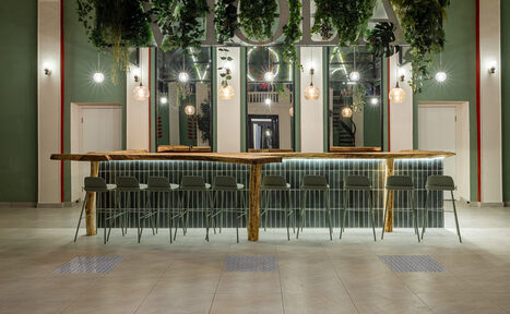 Арендовать Просторный и светлый лофт с панорамным видом в парк