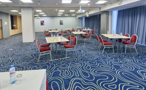 Арендовать Зал для деловых мероприятий с ковролином и мягкими стульями