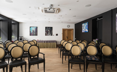 Арендовать Многофункциональный зал в черно-белых тонах