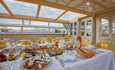 Арендовать Теплоход с современным интерьером внутри