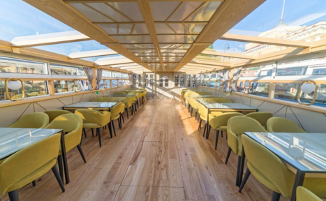 Арендовать Теплоход с современным интерьером внутри