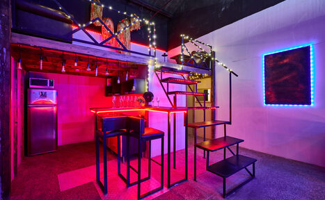 Арендовать Двухуровневый лофт с неоном