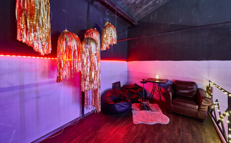 Арендовать Двухуровневый лофт с неоном