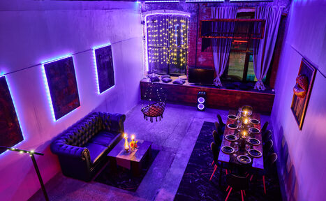 Арендовать Двухуровневый лофт с неоном