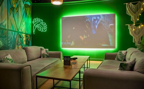 Арендовать Яркий зал в зелёных тонах