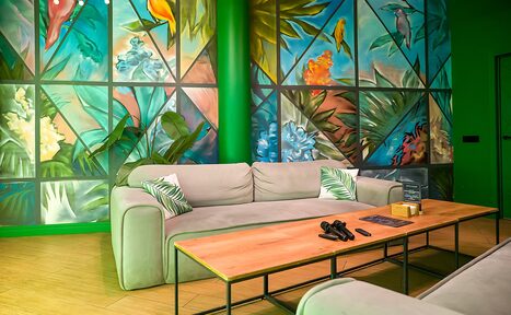 Арендовать Яркий зал в зелёных тонах