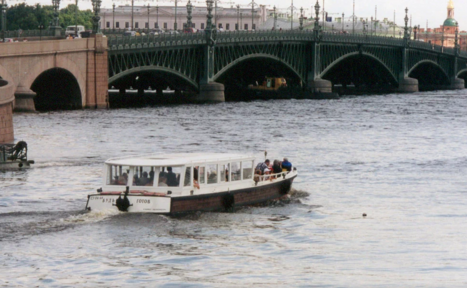 Арендовать Небольшой прогулочный теплоход