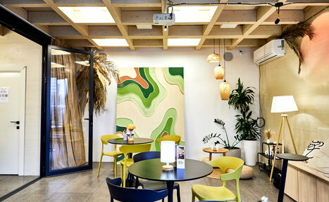 Арендовать ЭвиЦентр. Стильный зал со стеклянной дверью