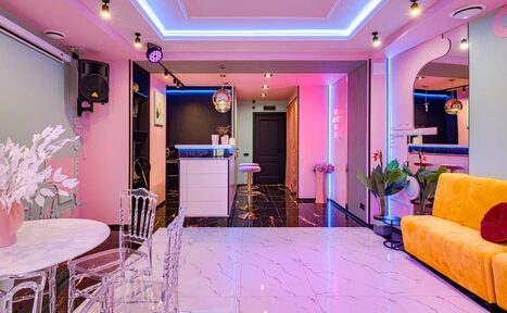 Арендовать Лофт с барной стойкой в розовых тонах