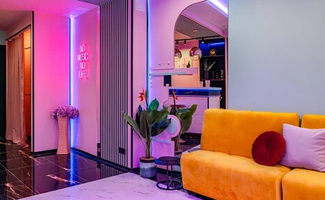 Арендовать Лофт с барной стойкой в розовых тонах