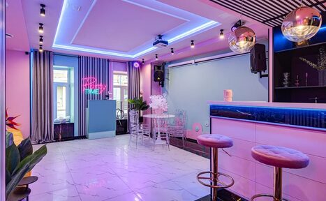 Арендовать Лофт с барной стойкой в розовых тонах