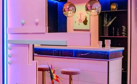 Арендовать Лофт с барной стойкой в розовых тонах